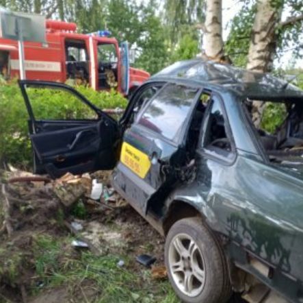 В поселке Обновленское "Фольксваген" вылетел на обочину: пришлось задействовать спецтехнику