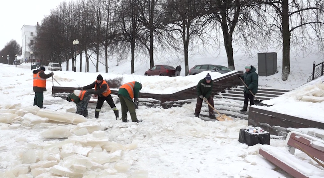 Приходится работать вручную: Волжскую набережную освобождают от ледяных оков