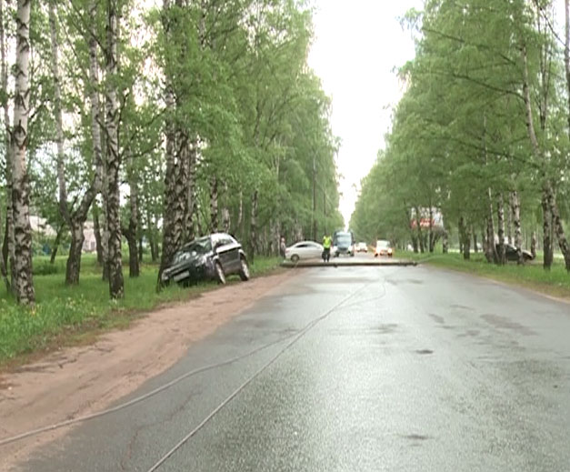 Автомобиль сбил опору линии электропередач