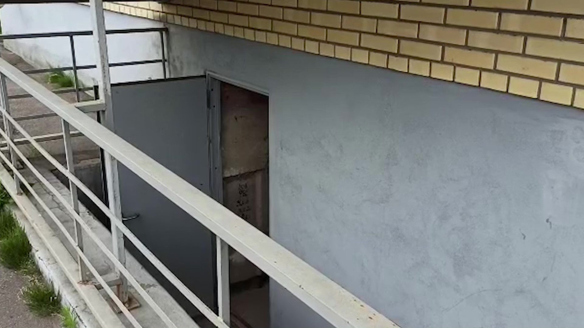 Украли только дорогие велосипеды: под Ярославлем воры вскрыли все помещения в подвале дома