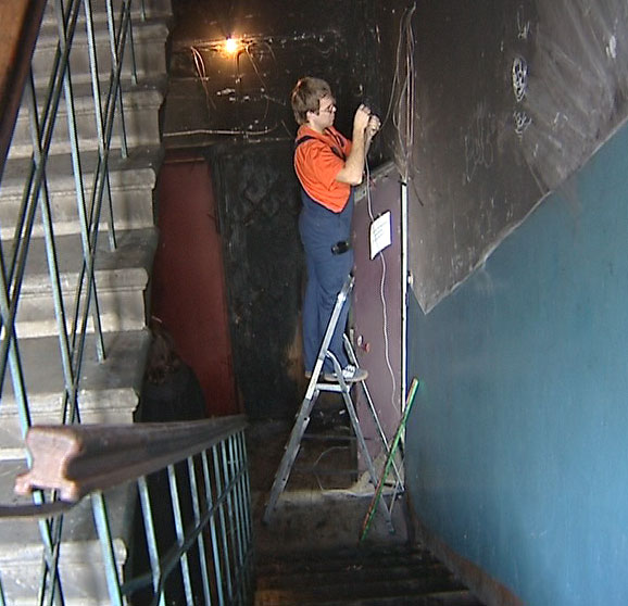 Регулярно поджигают подъезд