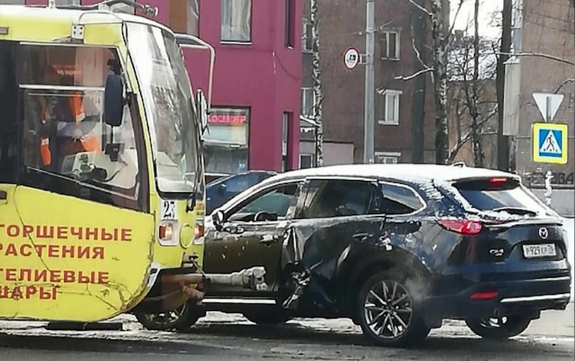 На Пятерке трамвай протаранил легковушку