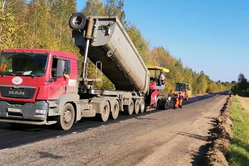 На автодороге Петровское – Караш – Захарово начали укладку асфальта