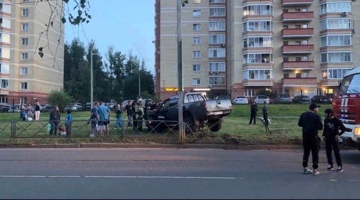 Водитель задевает столб и сносит забор. В Ярославле на улице Слепнева произошло ДТП