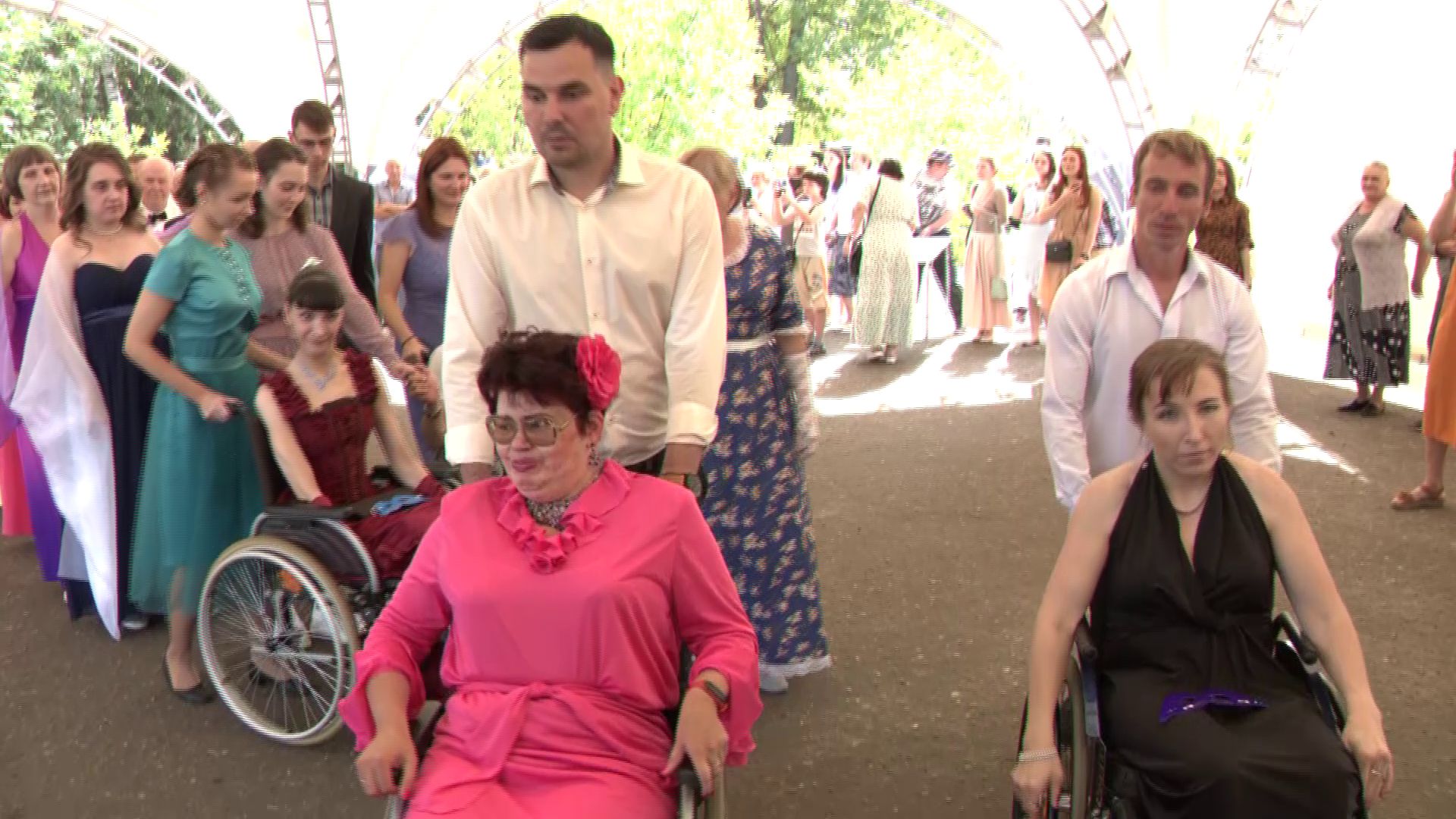 В Ярославле прошел эксклюзивный бал для людей с ограниченными возможностями