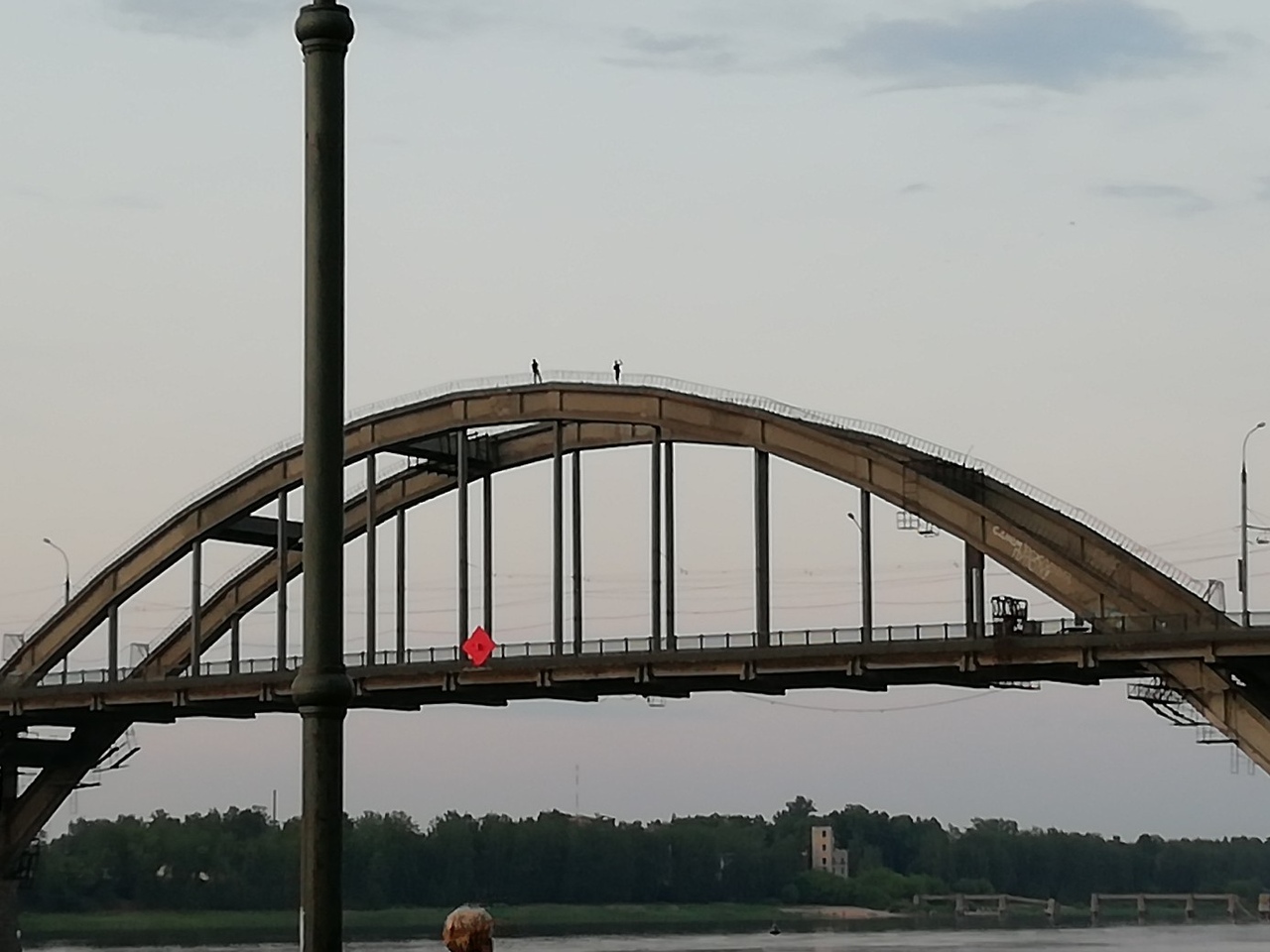 Опасное селфи: рыбинские подростки забрались на верхушку Волжского моста