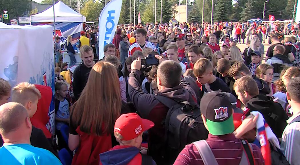 Конкурсы, подарки и концерт: «Локомотив» встретился с болельщиками в новом формате