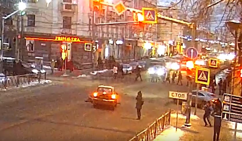 ВИДЕО: Мужчина за рулем «Дэу» сбил маму с ребенком на Свободе