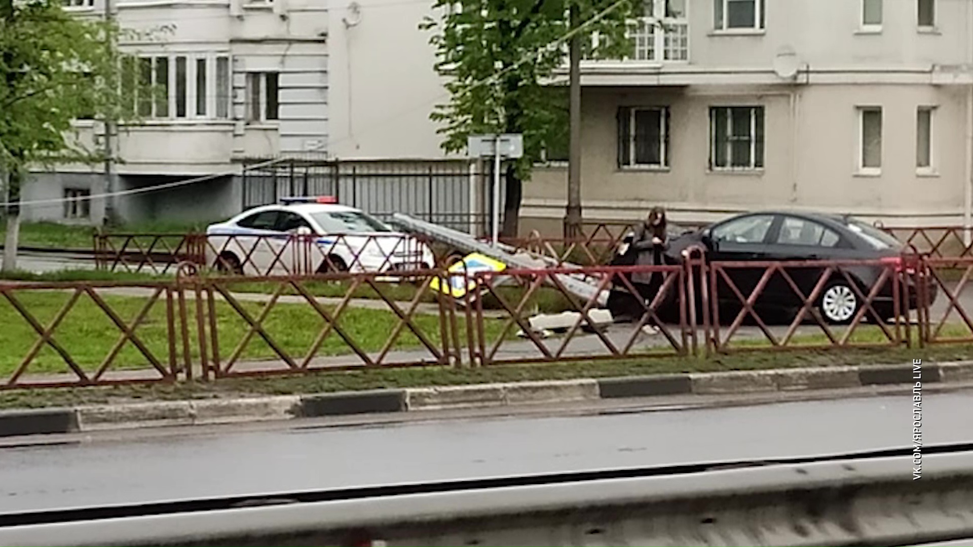 На улице Наумова иномарка сбила светофор