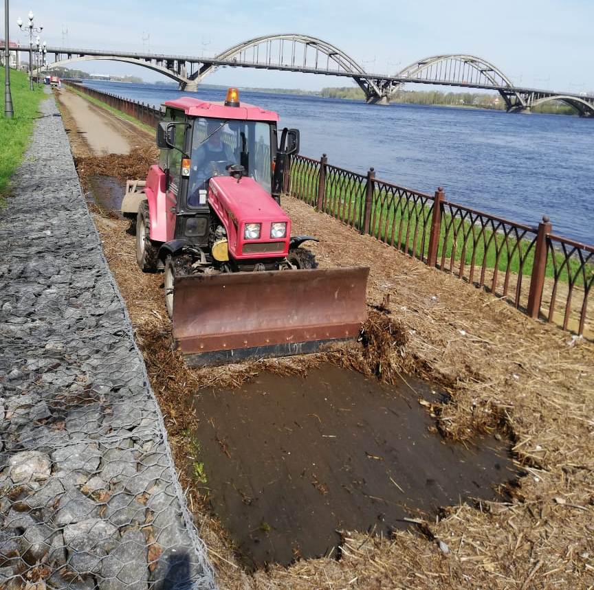 В Рыбинске начали очищать Волжскую набережную после подтопления