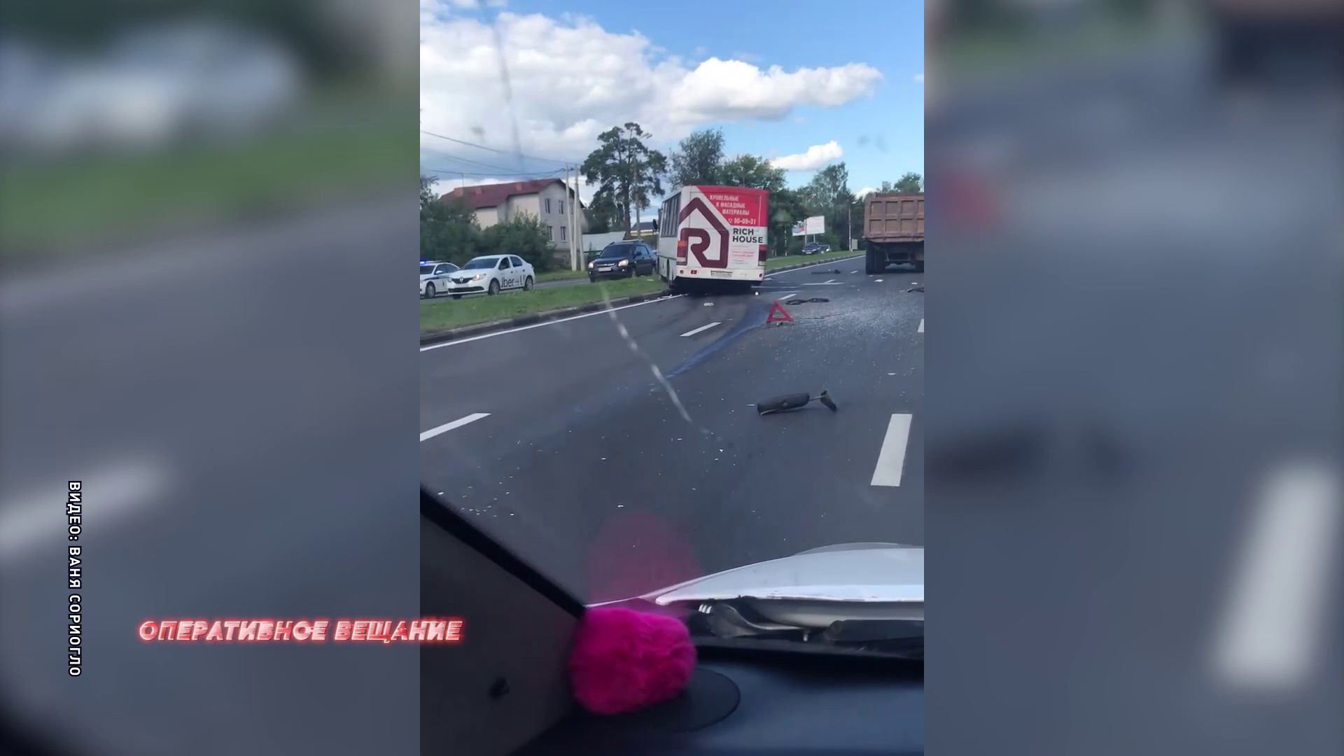 На проспекте Авиаторов в Ярославле пассажирский автобус врезался в самосвал