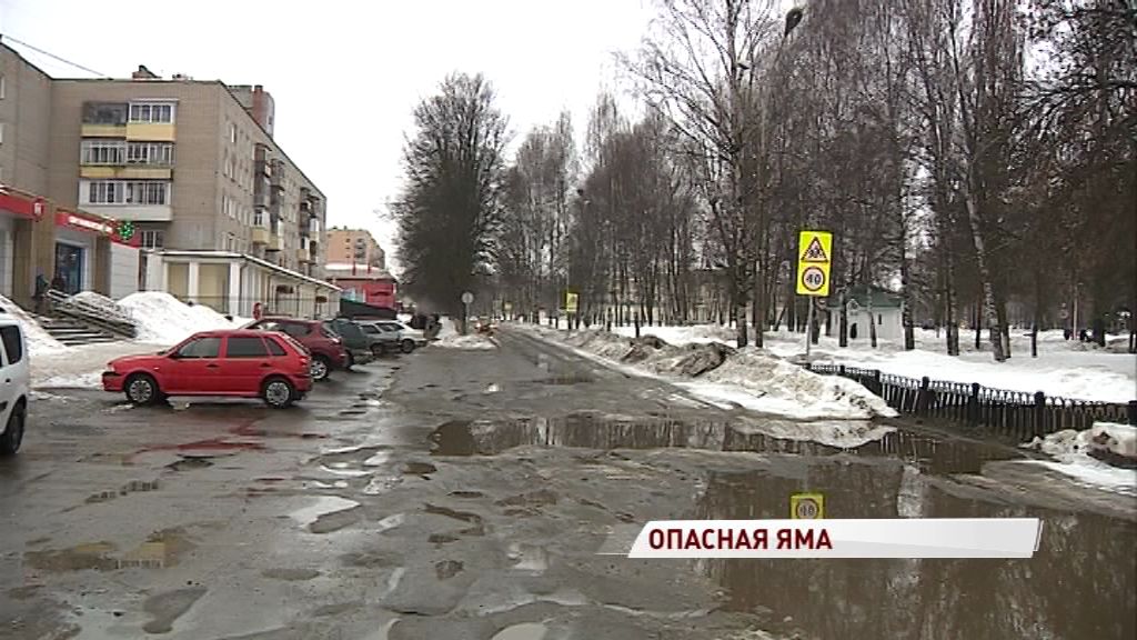 В объезд по тротуару или на ремонт: в яме возле парка 30-летия Победы пострадали несколько авто