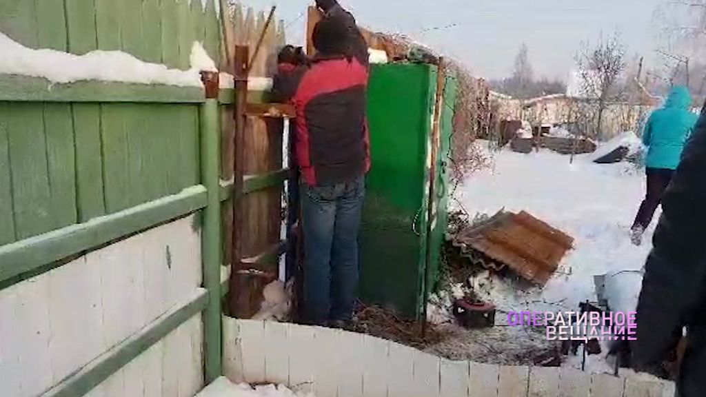 Десять судебных решений и несколько драк: соседи устроили тяжбу из-за 30 сантиметров земли