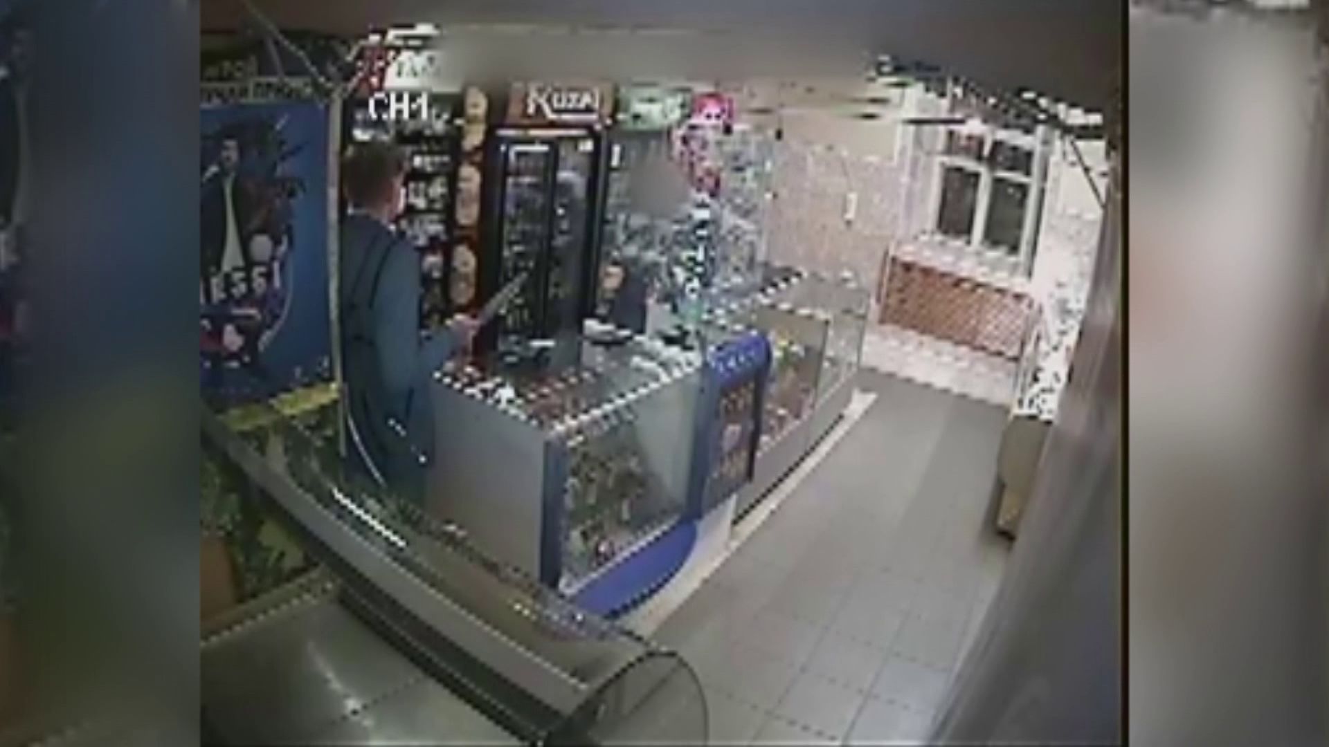 Ярославец в элегантной куртке и с ножом ограбил магазин