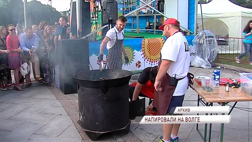 В Ярославле съели тысячи бургеров и сосисок