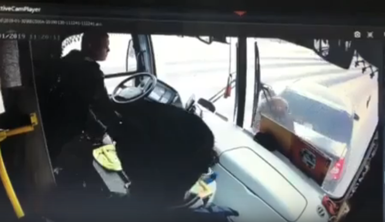 Ярославец "подрезал" маршрутку на заснеженной дороге, спровоцировав ДТП