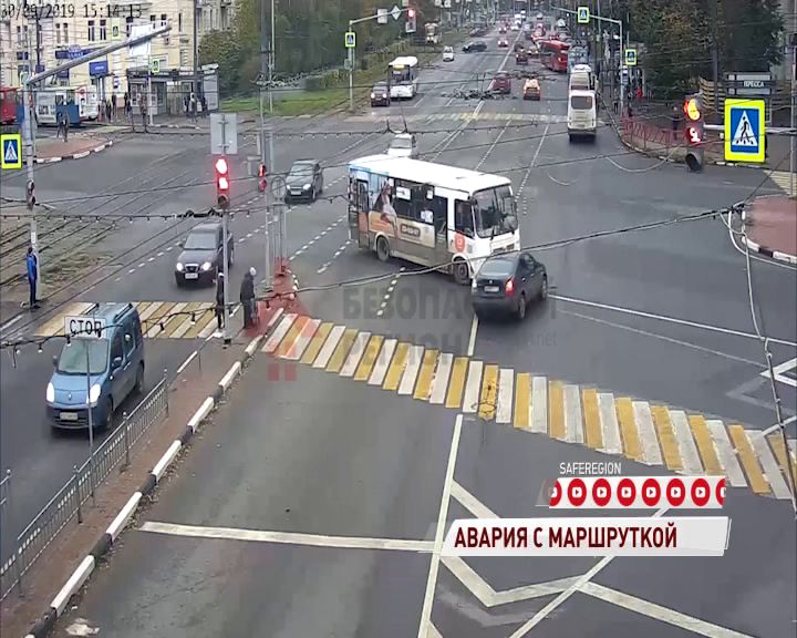 Появилось видео столкновения иномарки и маршрутки на пересечении проспектов Октября и Ленина