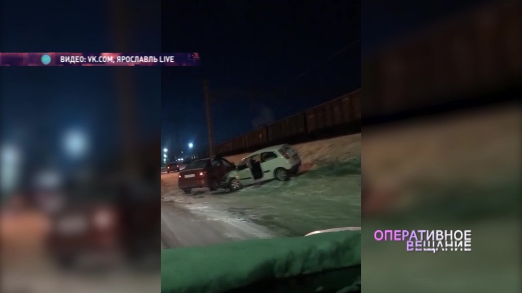 Помешал лед: на Республиканском проезде в Ярославле столкнулись две легковушки