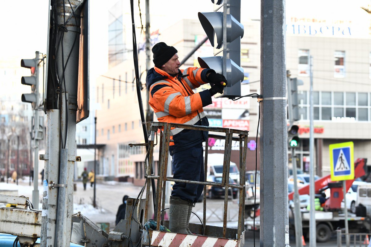 На проспекте Машиностроителей в Ярославле обновят четыре светофора