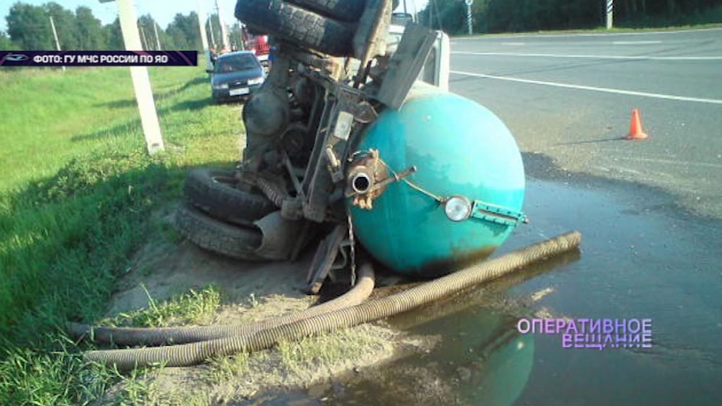 ДТП «с запашком»: в Ростовском районе опрокинулась ассенизаторская автоцистерна