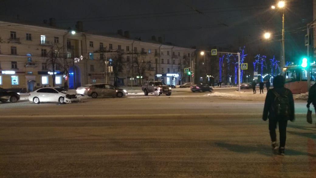 Из-за тройного ДТП на Гиганте встали трамваи