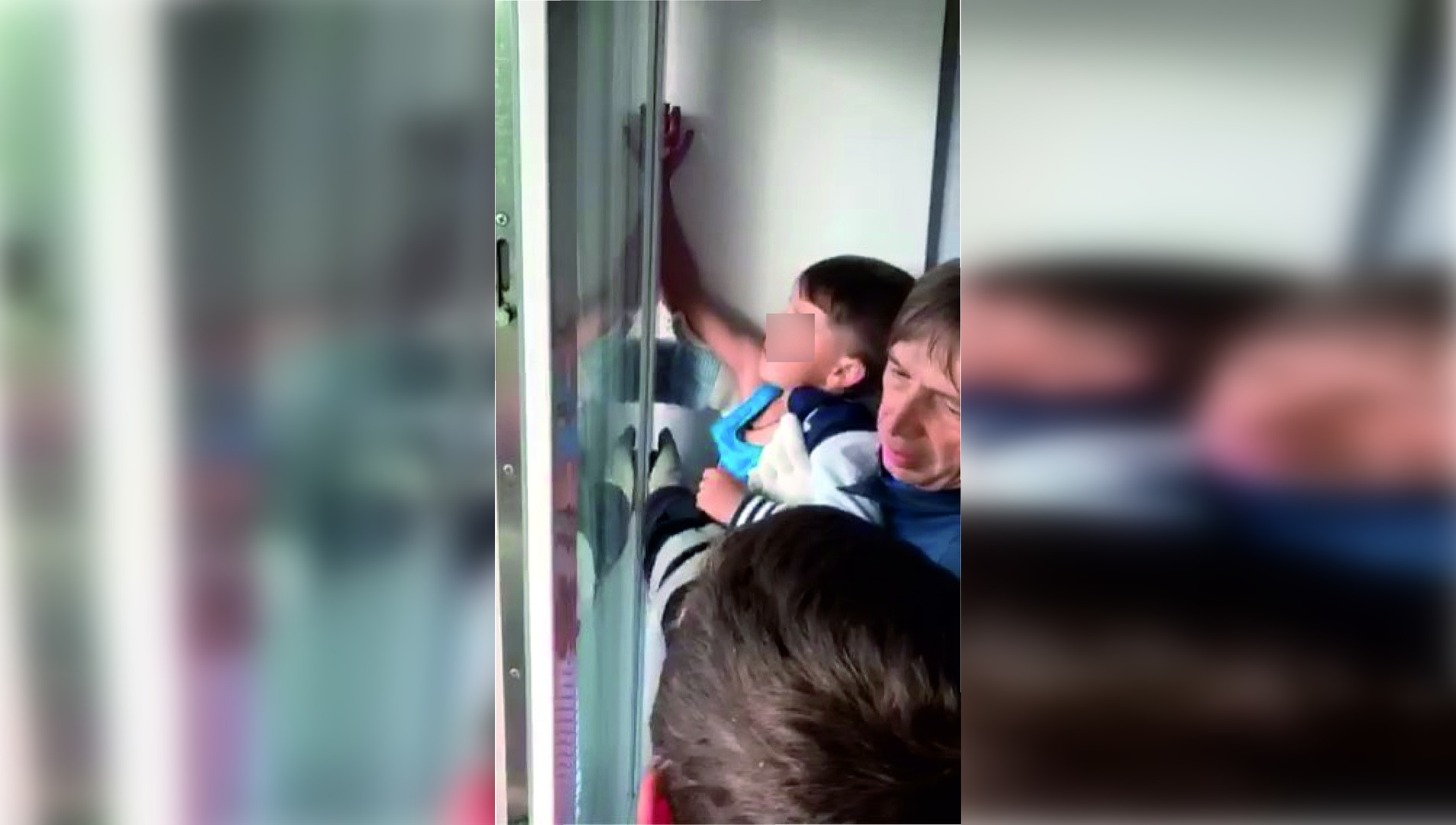 Спасатели вытащили мальчика, застрявшего рукой в балконной двери