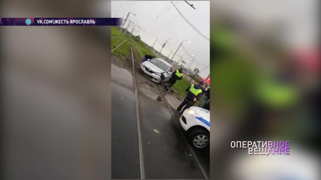 В Ярославле иномарка вылетела на трамвайные пути