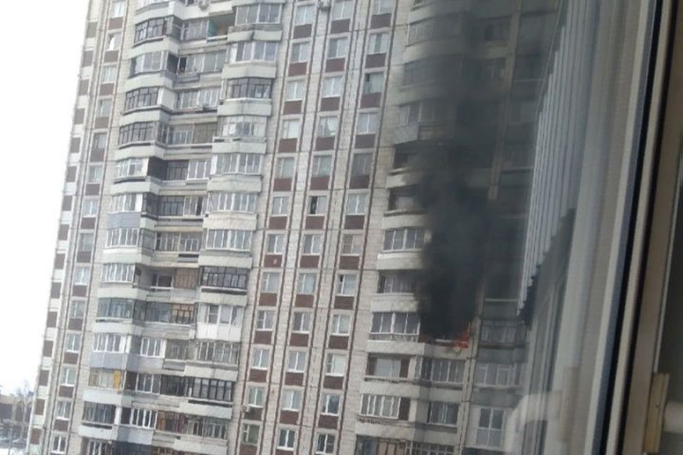 В высотке на Ленинградском проспекте в Ярославле из-за окурка сгорел балкон