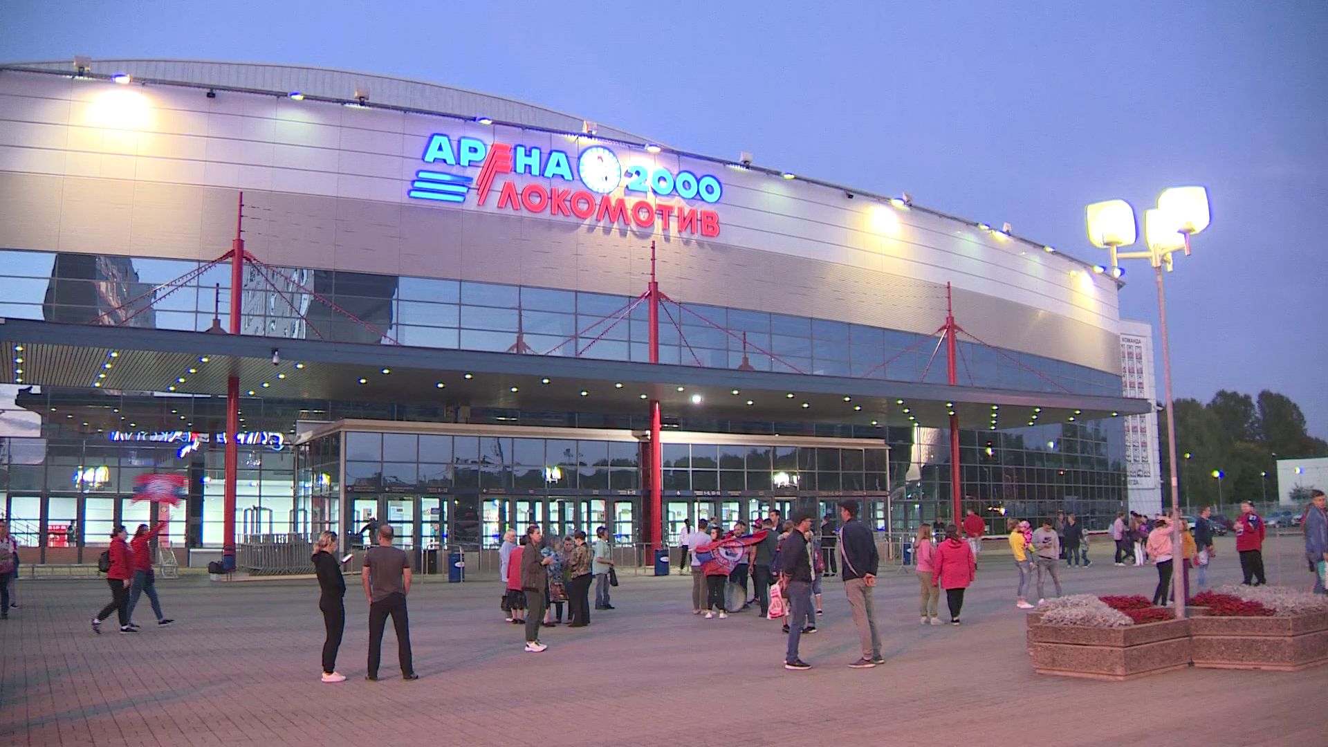 Барабаны и объятия с талисманом: болельщики встретили триумфаторов Кубка мира