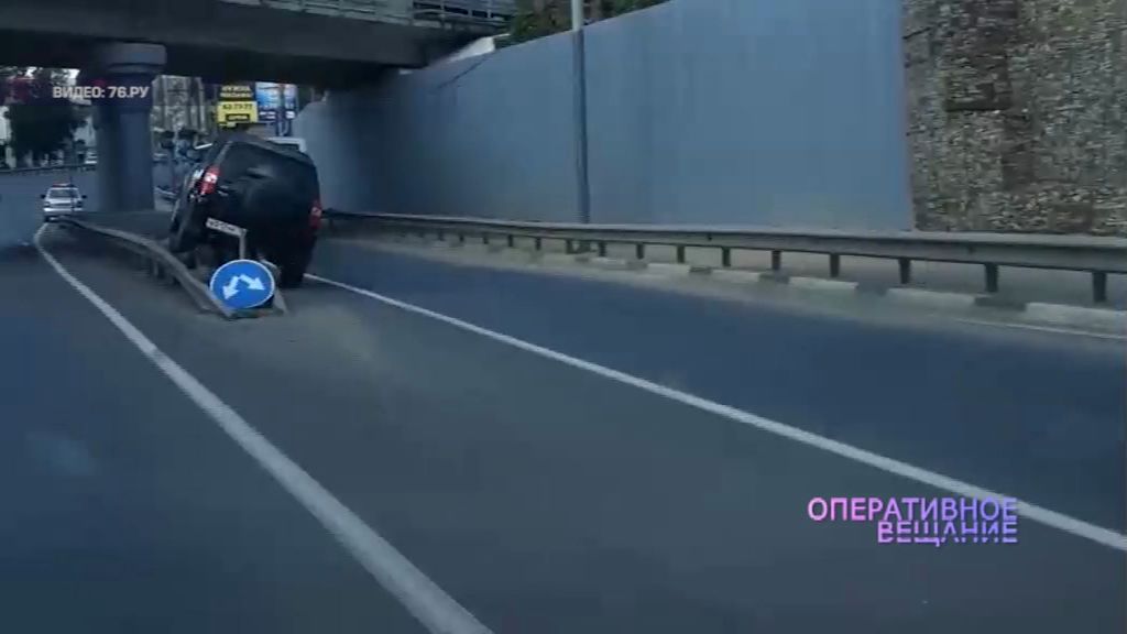 На Московском проспекте внедорожник «повис» на отбойнике