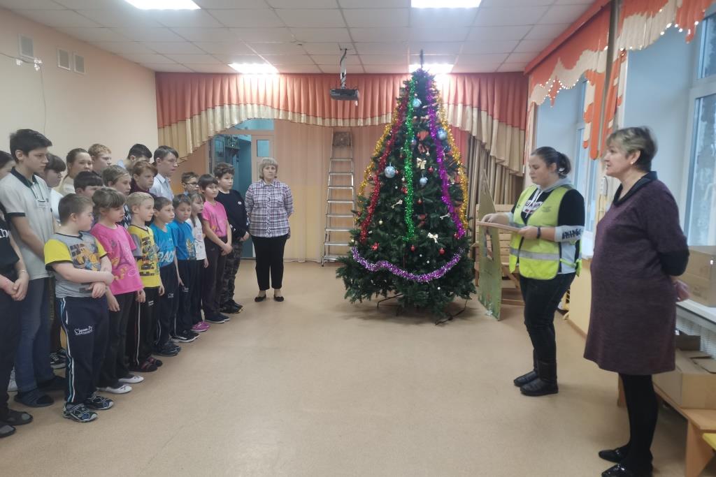 В десяти детских учреждениях региона привезли ели от лесничеств