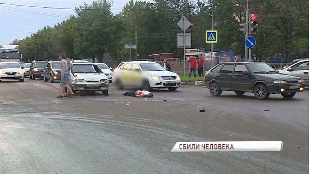 На Ленинградском проспекте легковушка прямо на переходе сбила пешехода