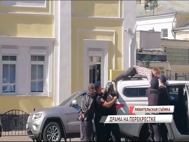 ВИДЕО: Драма на перекрестке: мужчина залез на машину и кричал, что умрет