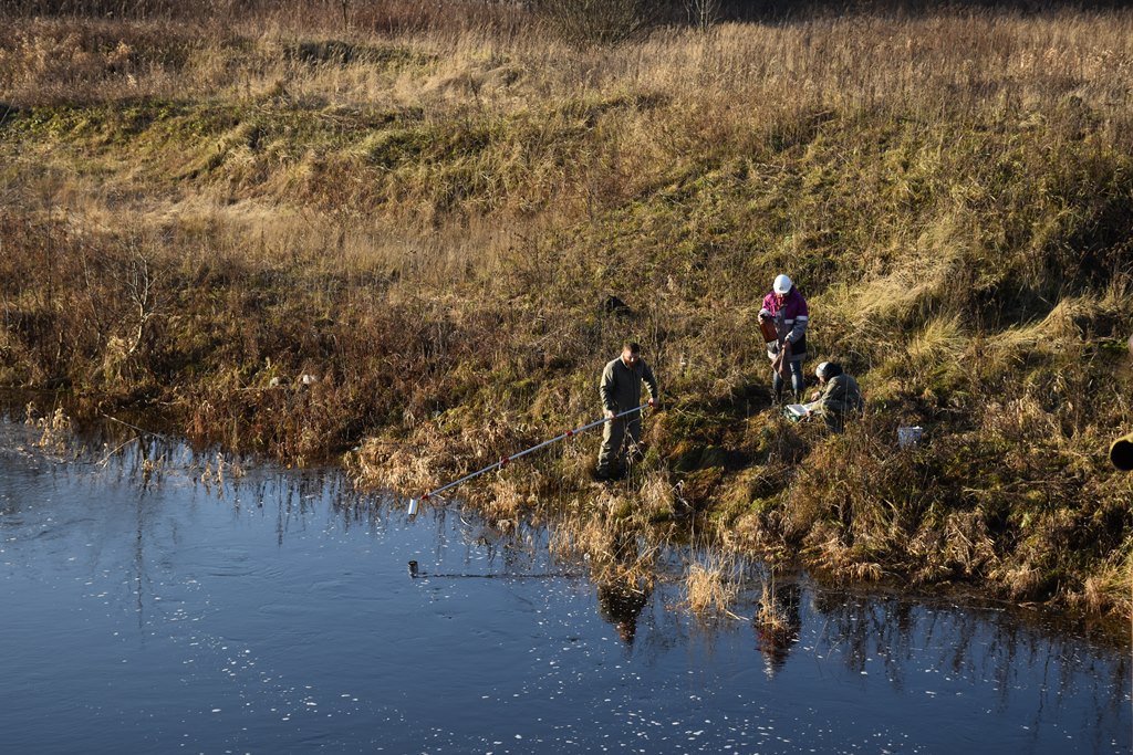 Новый мобильный экокомплекс использовали при проверке реки рядом с НПЗ имени Менделеева