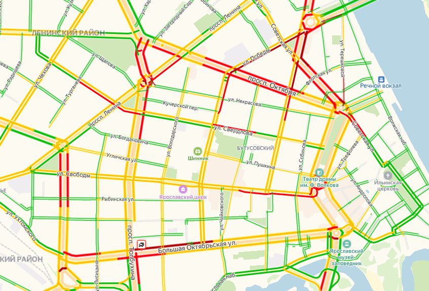 Ярославль после обильного снегопада сковало пробками