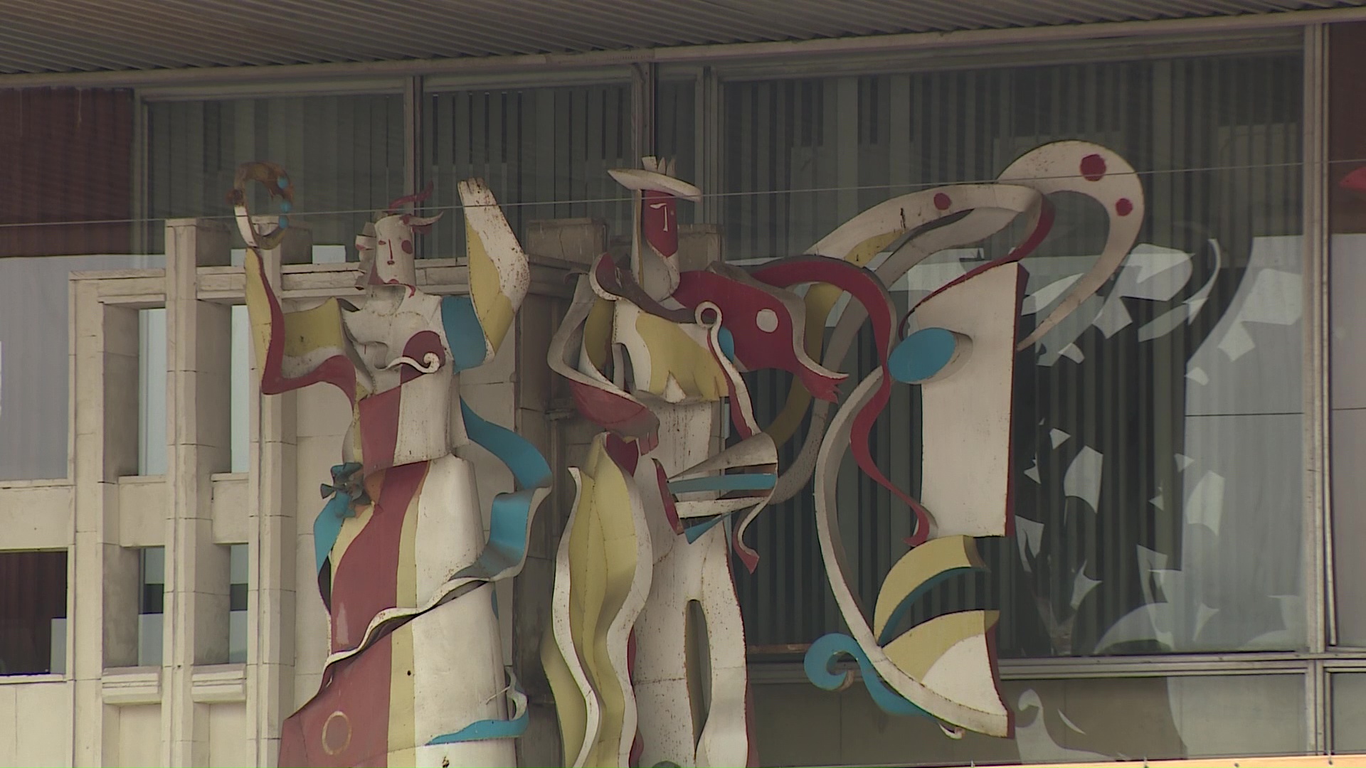 На фасаде ТЮЗа из-под рекламных растяжек показались разноцветные статуи