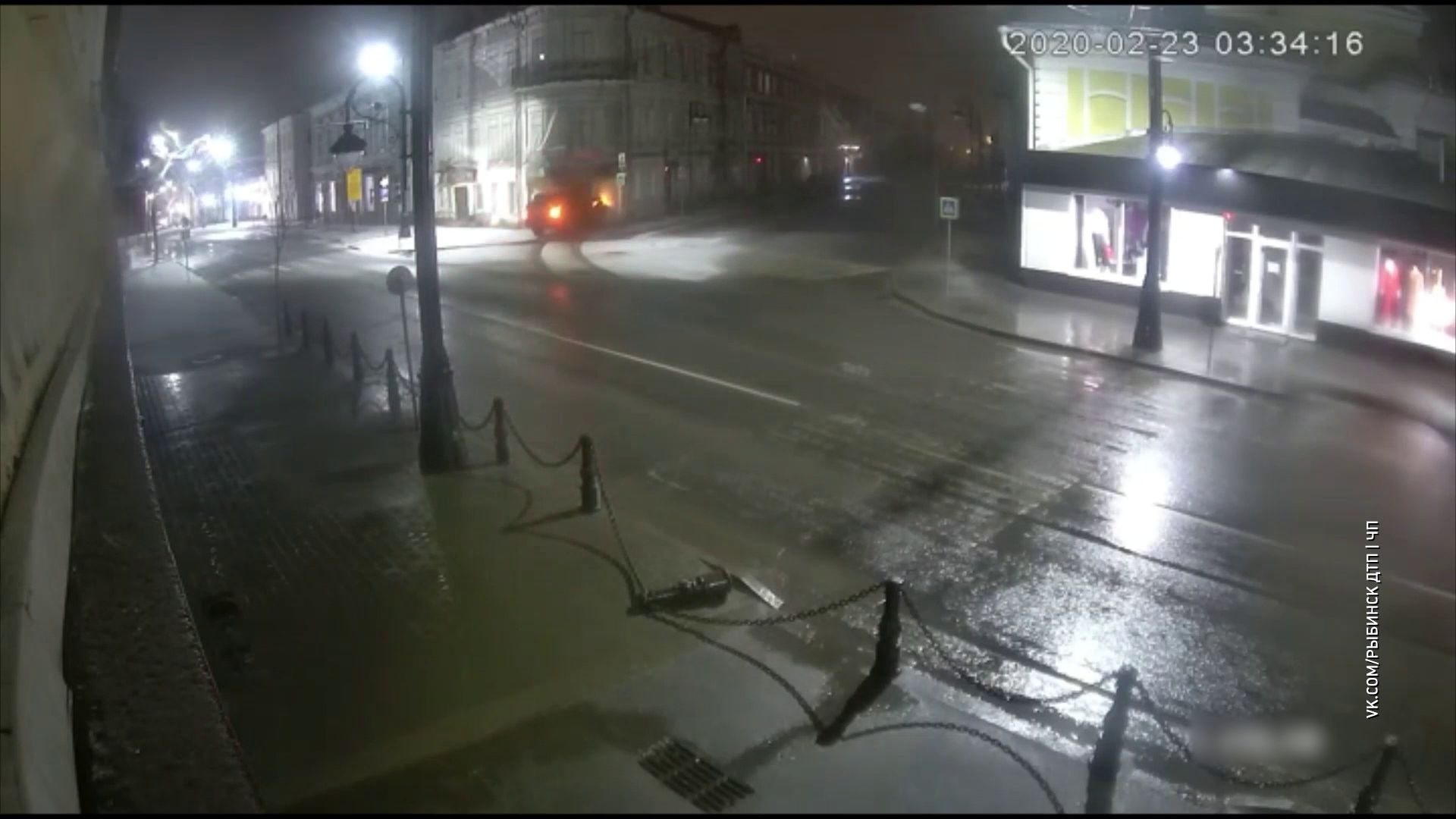 В Рыбинске джип влетел в историческое здание: пассажирок госпитализировали