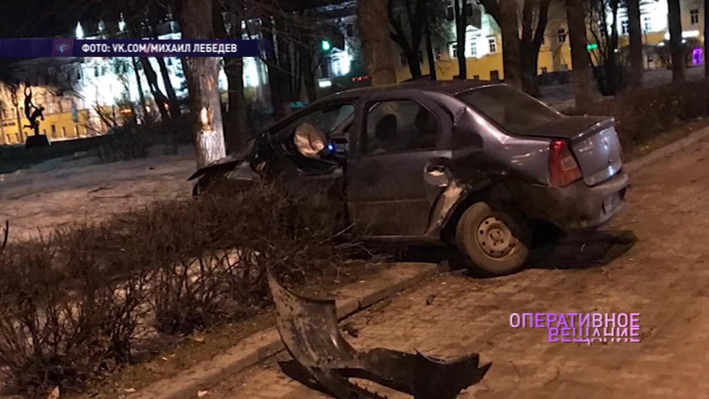 На улице Свободы автомобиль вылетел с дороги на тротуар