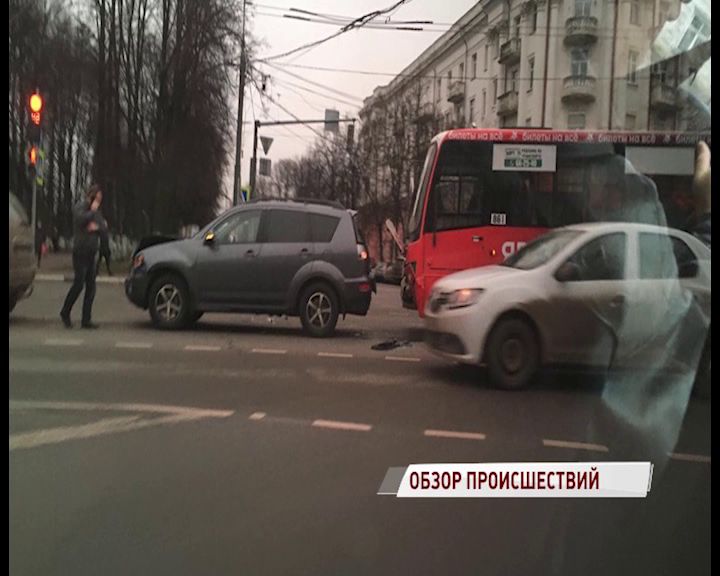 В Ярославле дорогу не поделили маршрутка и машина