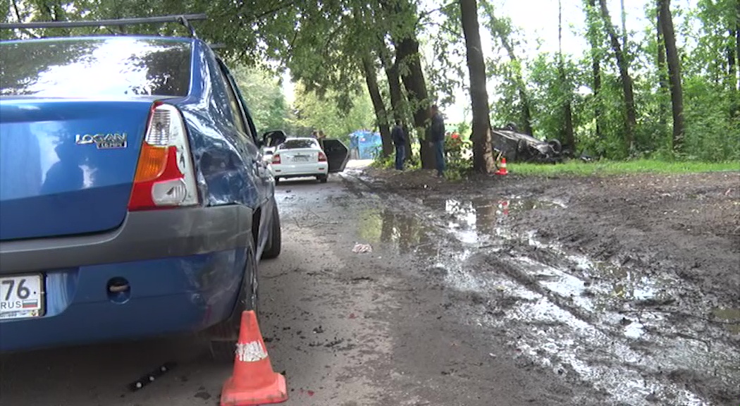 Разогнался для обгона и влетел в дерево: в Ярославле водитель попал в реанимацию после опасного маневра