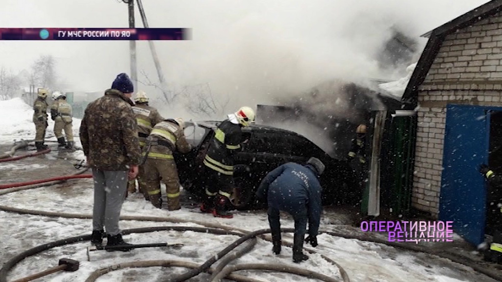 Ярославские пожарные два часа тушили гараж
