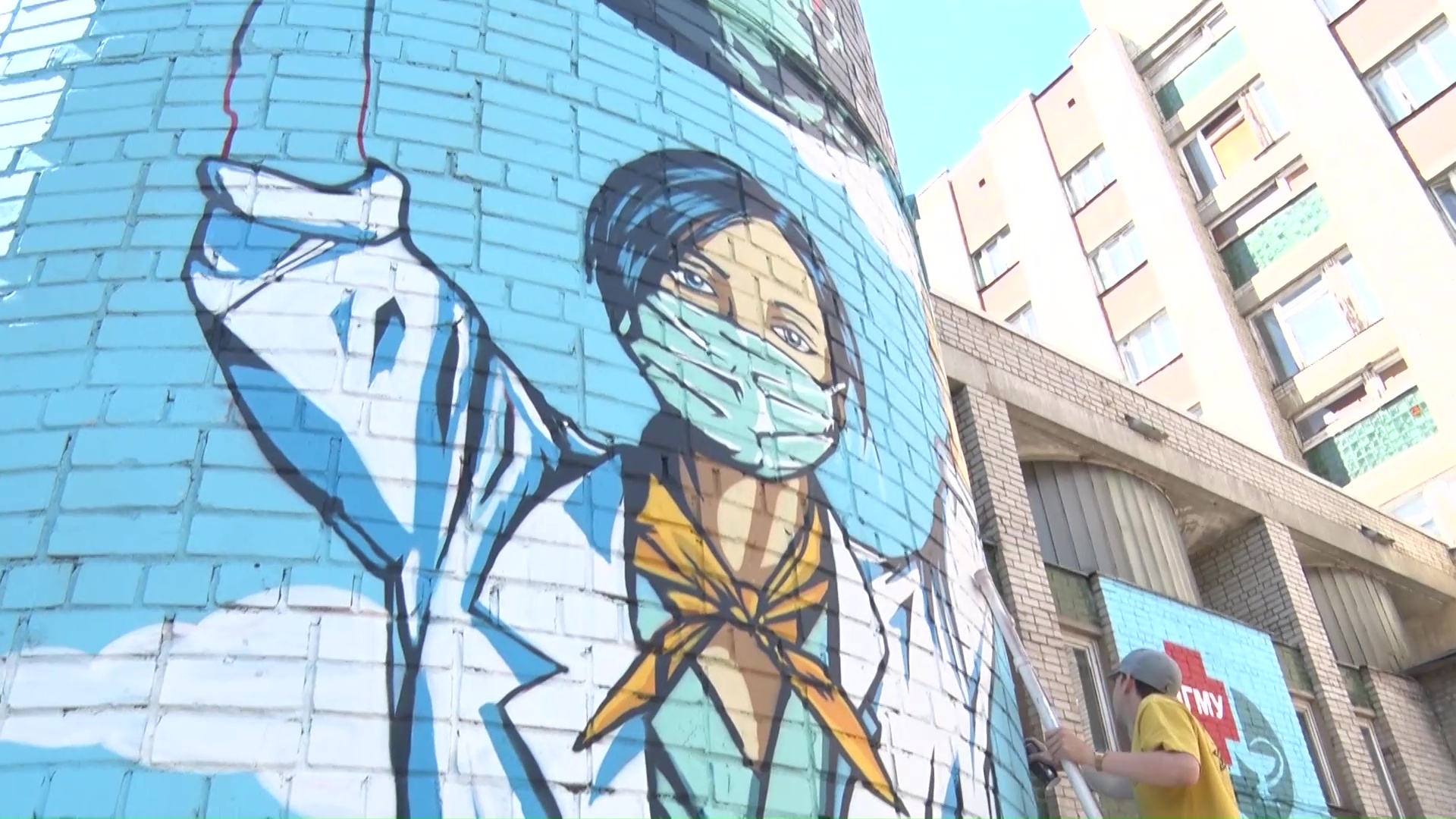 В Ярославле появилось восьмиметровое граффити с волонтером