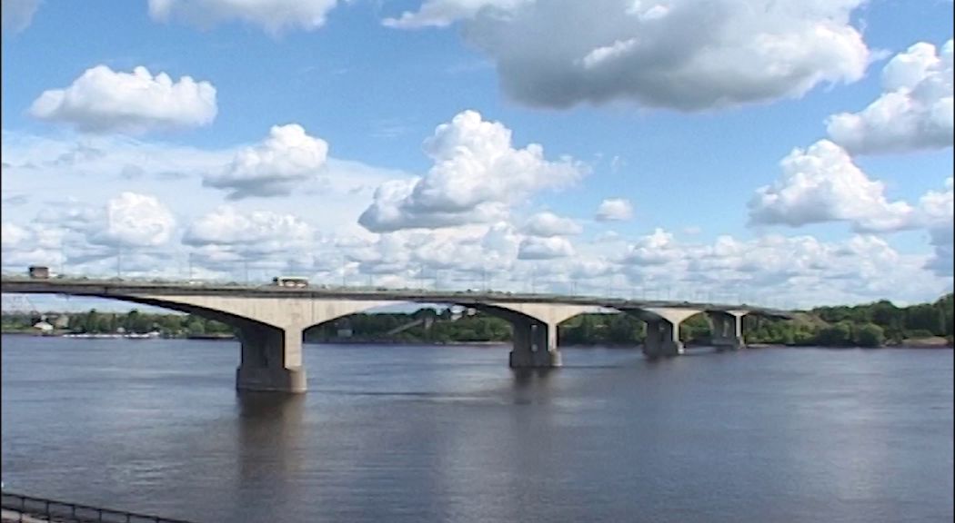 На Октябрьском мосту перекрыли одну полосу