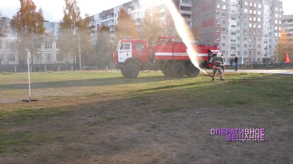 Сто школьников региона попробовали себя в роли спасателей на соревнованиях «Школа безопасности»
