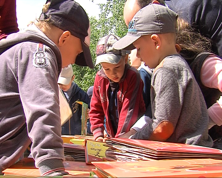Детям с ограниченными возможностями зрения подарили специальные книги