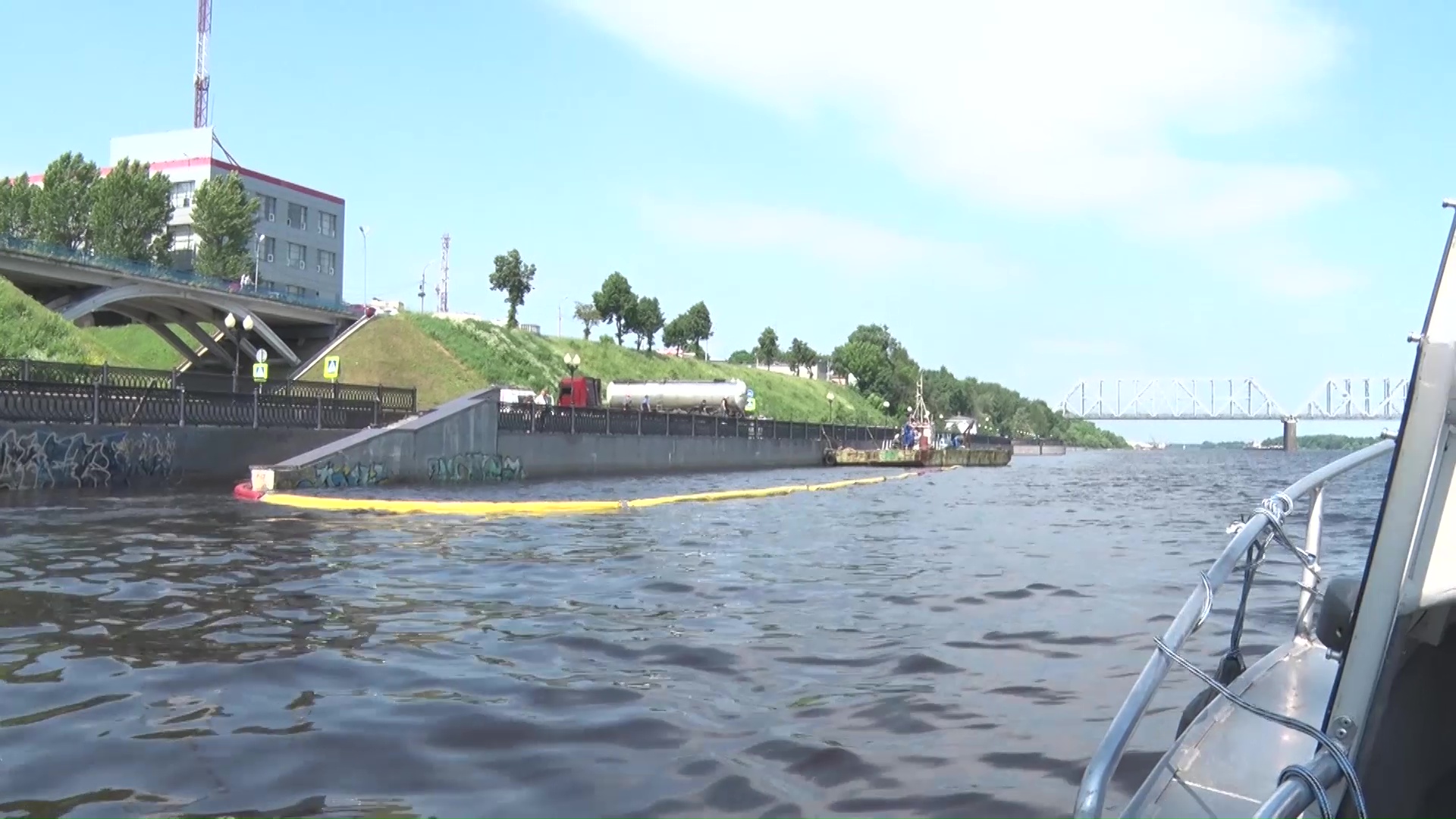 В Ярославле продолжается ликвидация загрязнения Волги нефтепродуктами