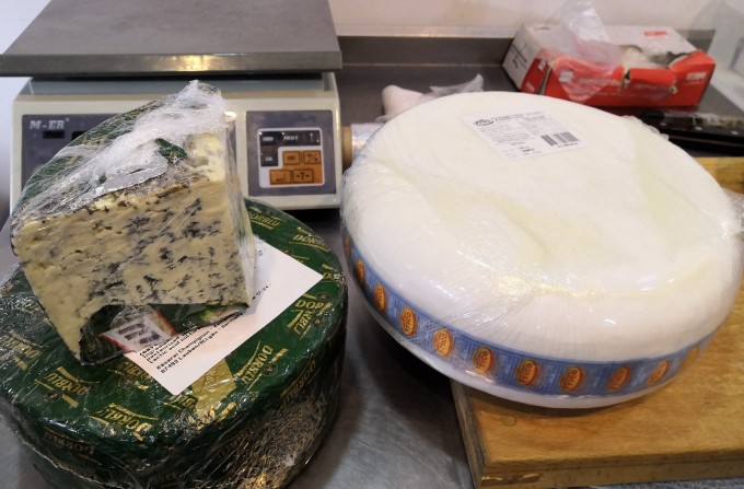 В Ярославле сожгли девять кило сыра с плесенью