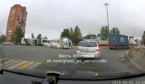 ВИДЕО: На перекрестке Московского и Калинина «Ягуар» протаранил «Лифан»