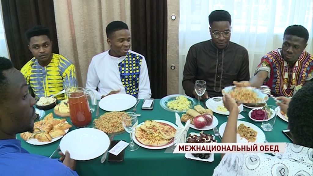 28 национальностей за одним столом: в рамках областного фестиваля прошел большой обед