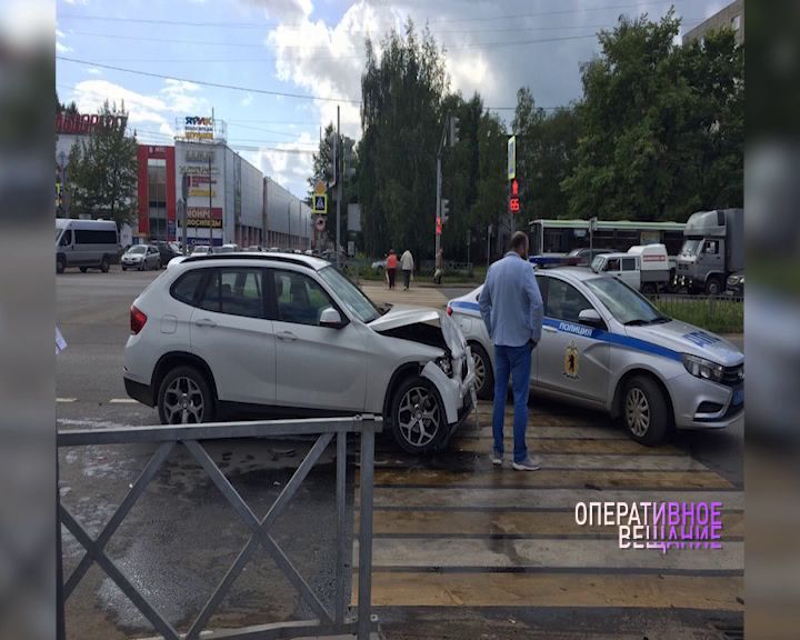 В Ярославле в Брагине на перекрестке столкнулись две иномарки